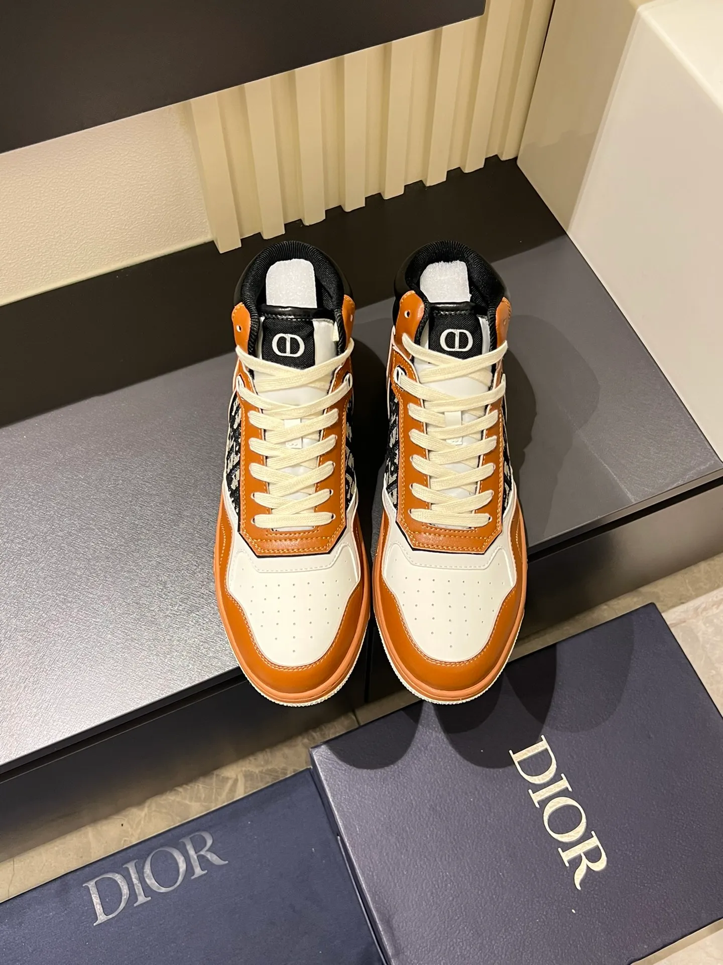 Men's shoes 💰p460 "Dio*" mid-top B27 casual sneakers. This B27 high-top sneaker is a new product in the series and continues Di*r's classic style. Crafted from gray and white smooth calf leather with beige and black Oblique print panels on the sides. The "CD Icon" shaped shoelace eyelets are clever and delicate, and the two-color rubber sole, rear collar and heel are all equipped with the brand's iconic details to enhance the style. Oblique printed straps at the ankle allow for an adjustable fit to complement the overall design. Fashionable and versatile, it can complement any look. Create an exquisite design with unique dynamic vitality and modern atmosphere, presented in low-top and high-top styles. This new must-have shoe adds a new dimension to Dior's archive heritage, embodying modern elegance. Purchase the original version and make it 1:1. If you need top quality, please come to me! Male 38-44!